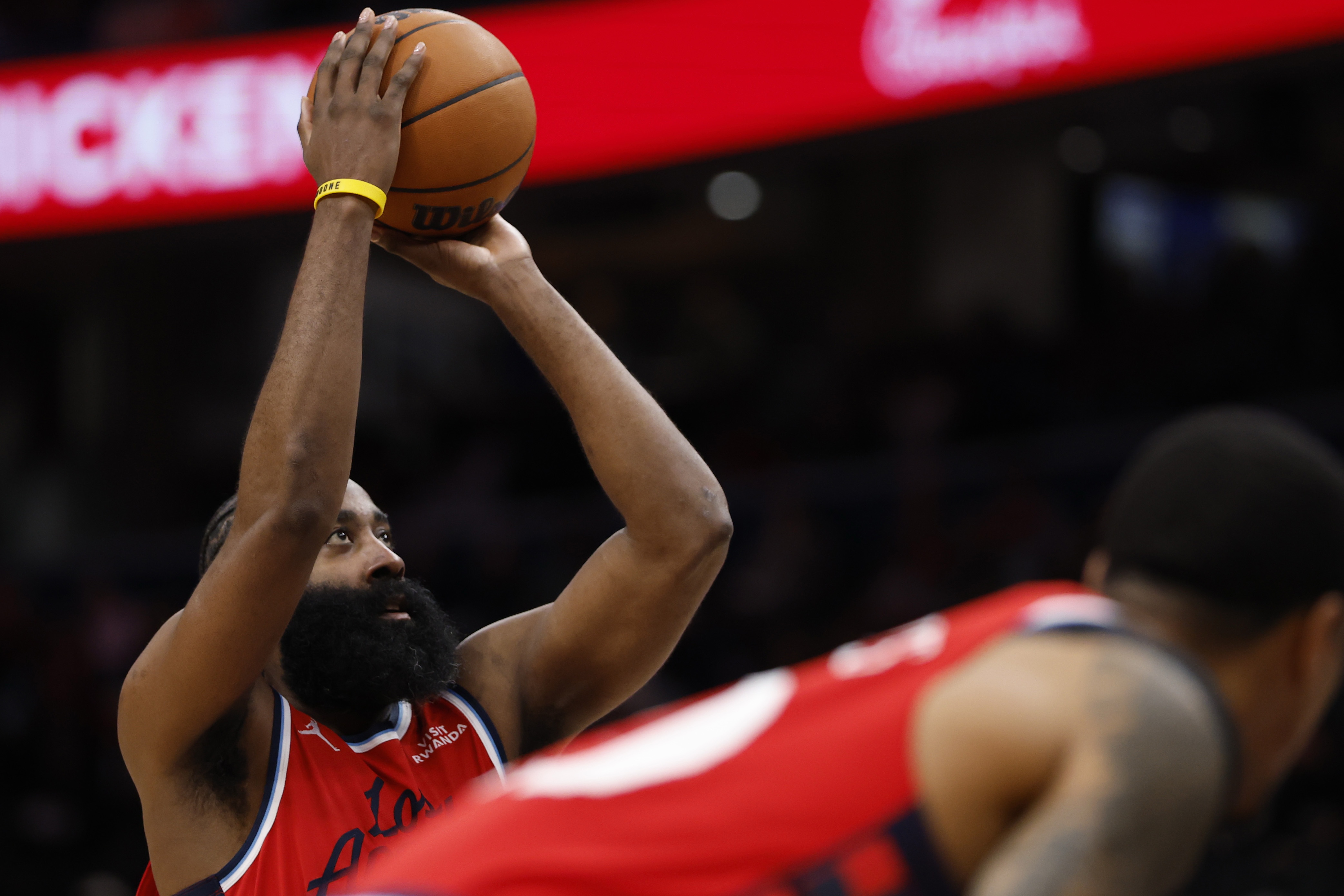 云开体育官网入口-回应上了!哈登外线被放空 接球三分出手稳稳命中