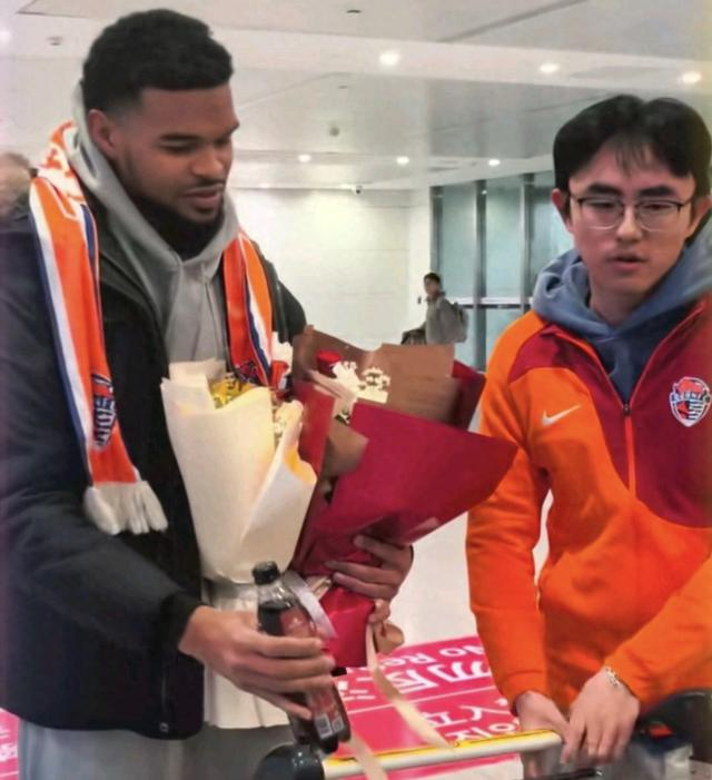 云开体育官网-青岛海牛新赛季保级稳了?法国中场大牌外援确定加盟,已抵达青岛|埃朱马|青岛市|米兰-里斯蒂奇|萨里奇|中超_新浪体育_新浪新闻