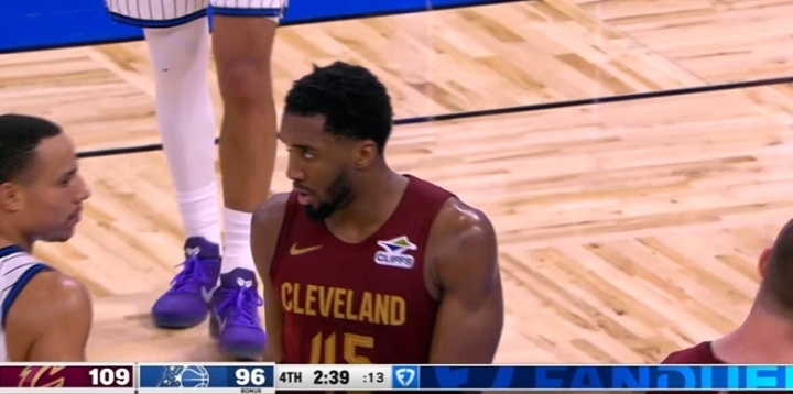 云开体育-⚡太韦德了!米切尔迷踪步把班凯罗晃得找不着北 替补席疯了