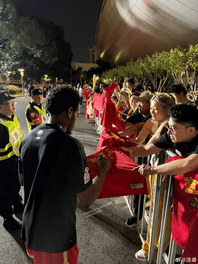 云开体育-解说：塔克和布朗满足了每个球迷签名的愿望，签了一百来件